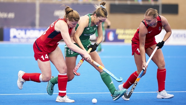 Hannah McLoughlin of Ireland tries to get past Tessa Howard