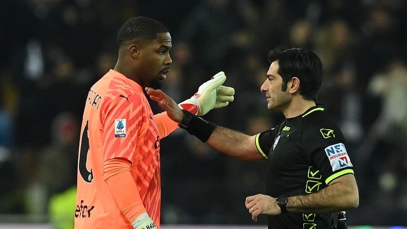 Mike Maignan spoke to referee Fabio Maresca at the Stadio Friuli