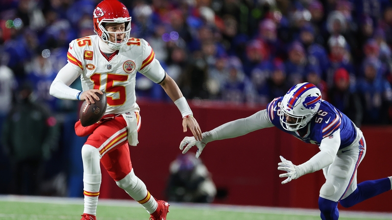 Patrick Mahomes eludes Leonard Floyd