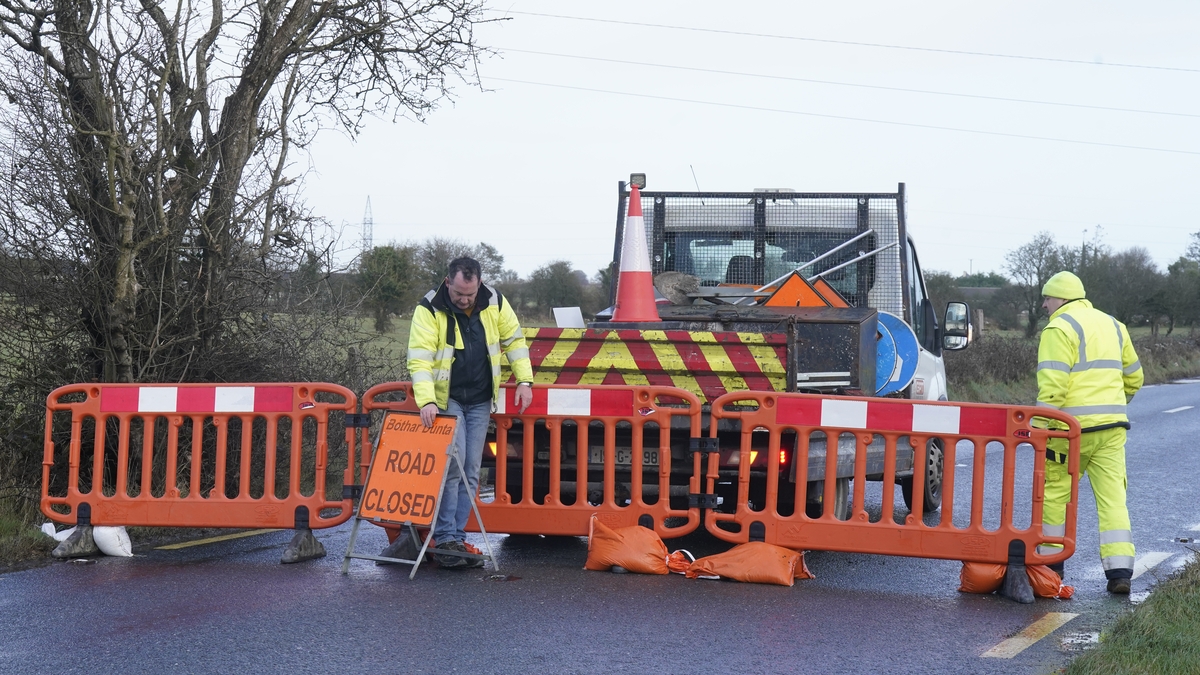 Pól Mac Aoidh, innealtóir bóithre le Comhairle Contae Dhún na nGall.