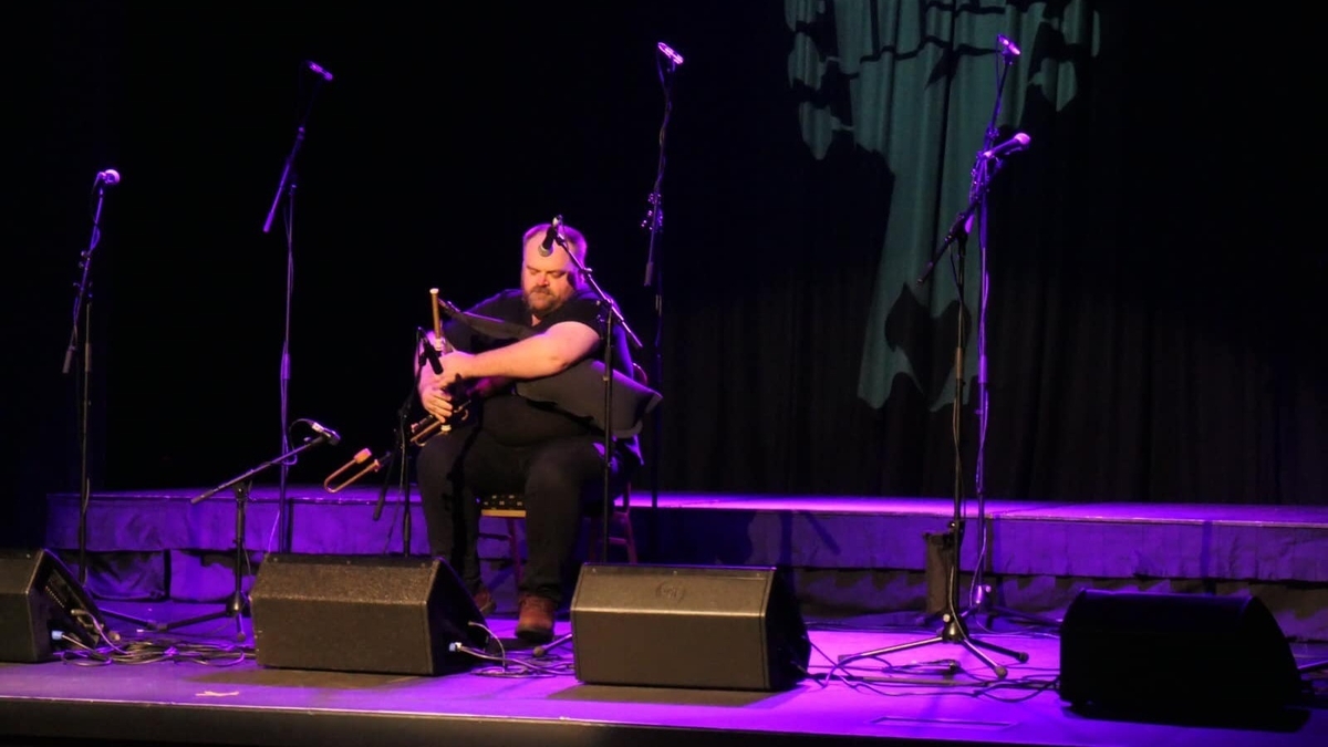 Ciarán Mac Fheidhlimidh, ceoltóir a bhfuil cónaí air ar an Chaoldroim Uachtarach, Gort a Choirce.