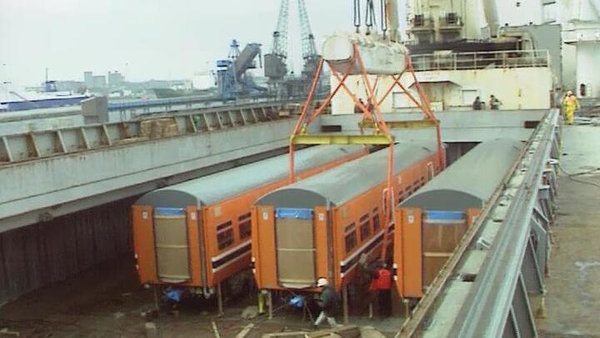 New trains are unloaded at Dublin Port (1994)