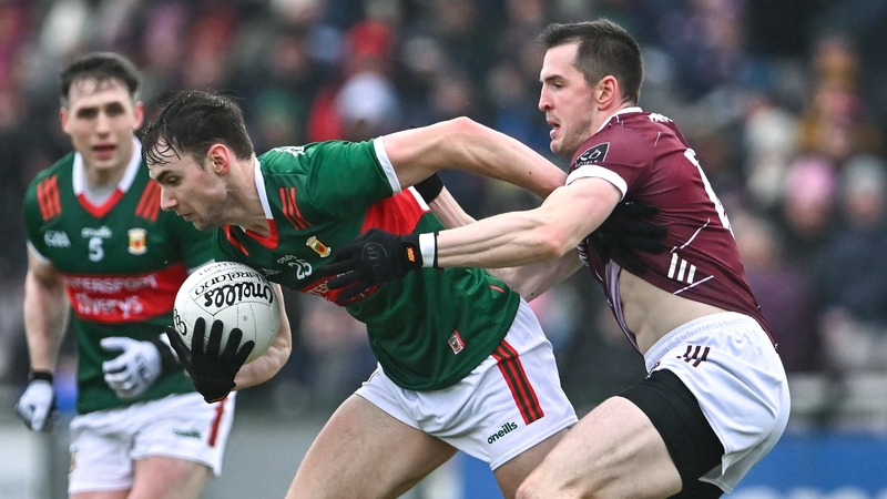 Conor Reid of Mayo tries to get away from Céin Darcy