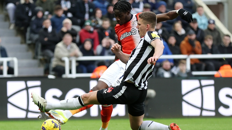 Elijah Adebayo scores Luton's fourth