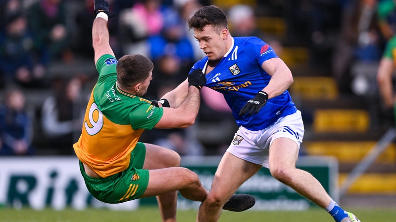 Dara McVeety of Cavan and Donegal's Dáire O'Baoill battle for possession