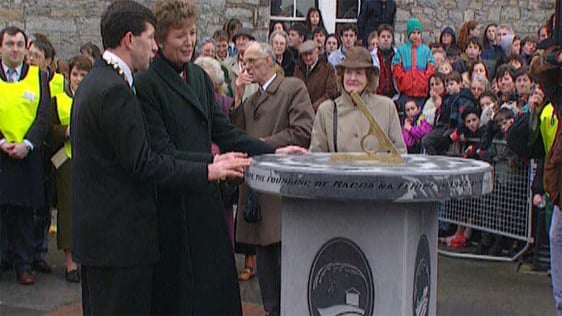 President Robinson unveils a sundial marking 50 years of Macra Na Feirme, 1994
