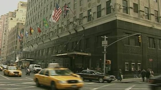 Irish Shoppers flock to New York City for bargains, 2004