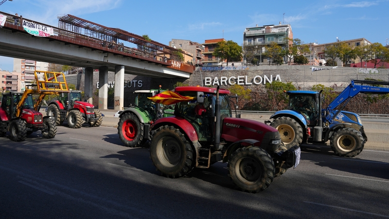 Around 15 major roads were blocked across Spain this afternoon, traffic authorities said