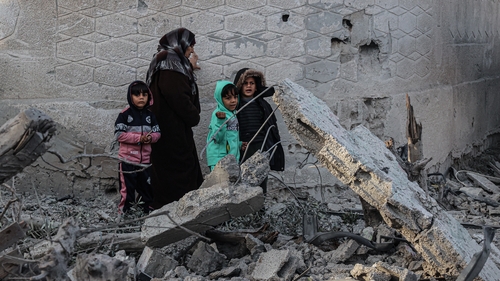 Daoine i Rafah ar maidin tar éis ionsaí na hoíche aréir.