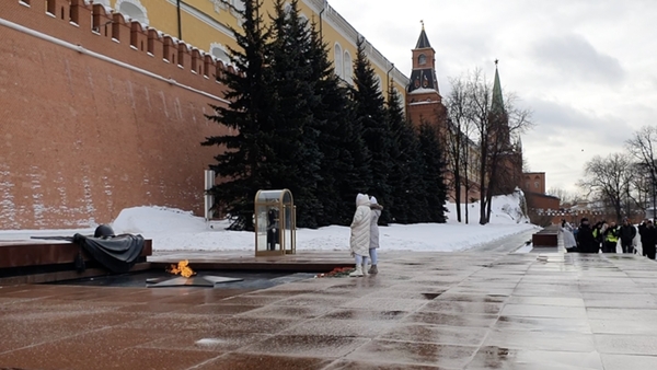 Two women lay flowers at Moscow's Tomb of the Unknown Soldier on 3 February during a protest by members of 'The Way Home'