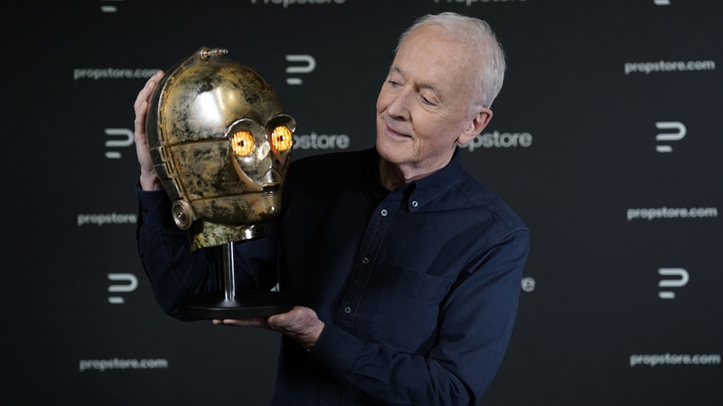 Anthony Daniels looks at his C-3PO head