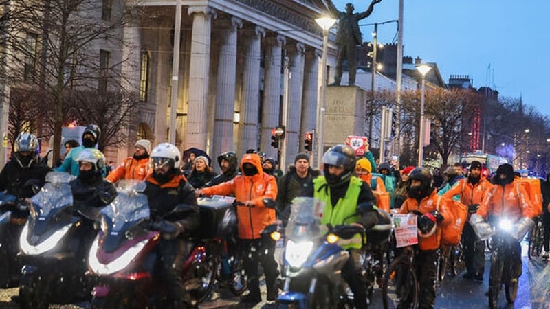 Striking food delivery workers on Dublin's O'Connell Street (RollingNews.ie)