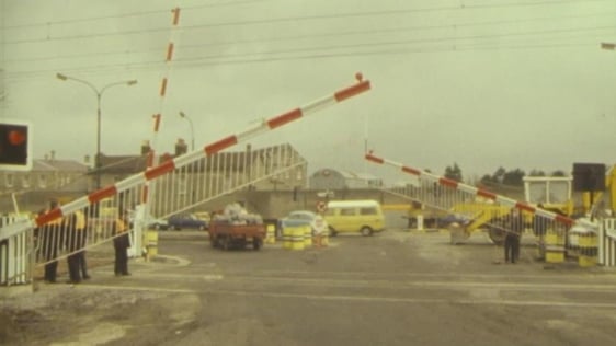 Merrion Gates level crossing (1984)
