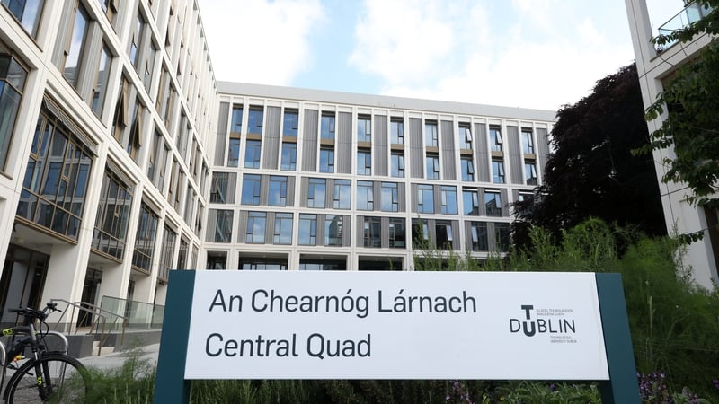 At a trade union meeting this lunchtime members of the Teachers Union of Ireland which represents academic employees at the college strongly backed two motions of no confidence