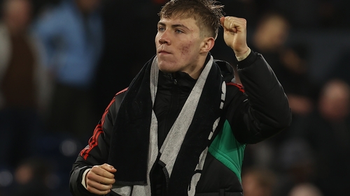 Rasmus Hojlund salutes the away fans at Kenilworth Rd