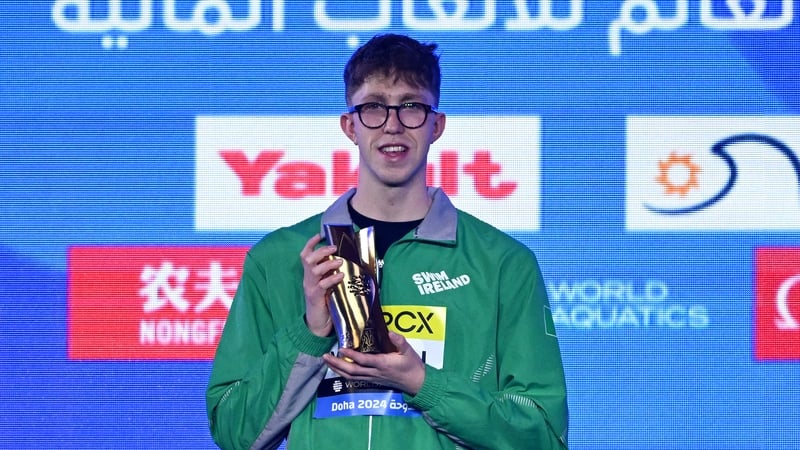 Daniel Wiffen with his best male swimmer award in Doha
