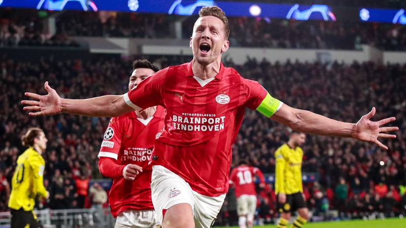 Luuk de Jong celebrates PSV's equaliser