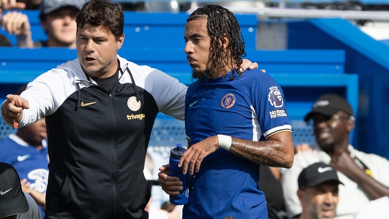 Chelsea manager Mauricio Pochettino (L) and full-back Malo Gusto