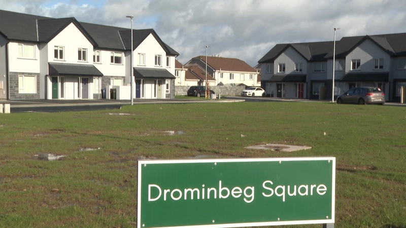 Cheannaigh Ollscoil Luimnigh fiche tigh nuathógtha in eastát darb ainm dó "Dromin Beag" a raibh costas de suas le €600,000 orthu.