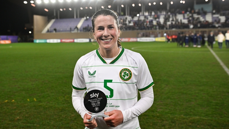 Niamh Fahey with her player of the match award in Florence