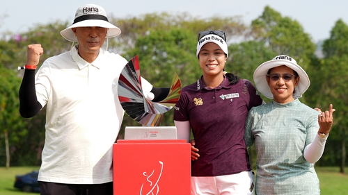 Patty Tavatanakit poses with her parents and the trophy after victory on home soil