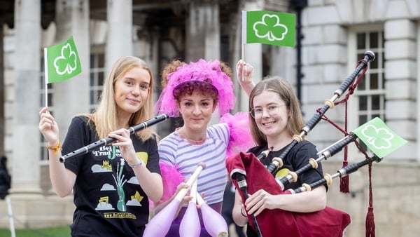 Ceoltóirí Alannah Greer agus Chloe McGregor leis an taibheoir sorcais Louise Glendenning. Pic: Comhairle Cathrach Bhéal Feirste