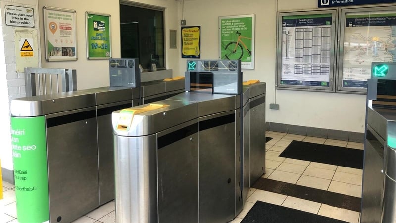 Geataí oscailte agus oifig ticéad dúnta i stáisiún Dart i mBaile Átha Cliath