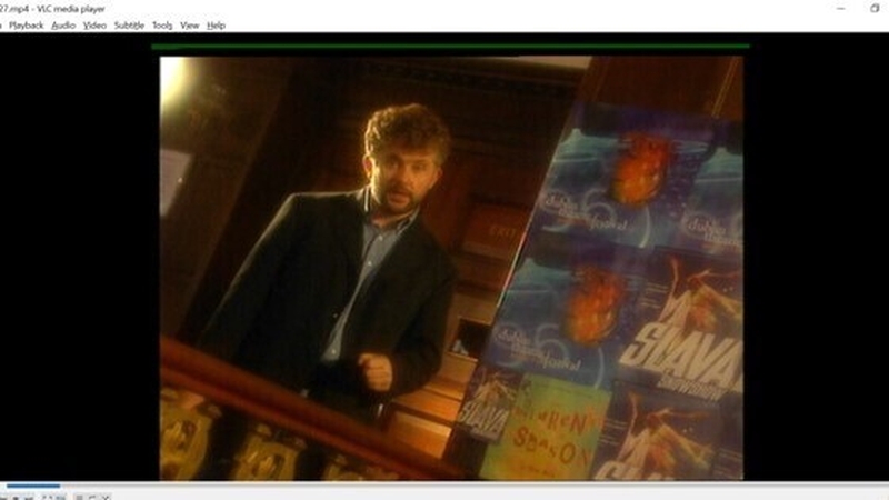 Tadhg Mac Dhonnagáin ag cur Disco Pigs i láthair ar Cúrsaí Ealaíne 1996.