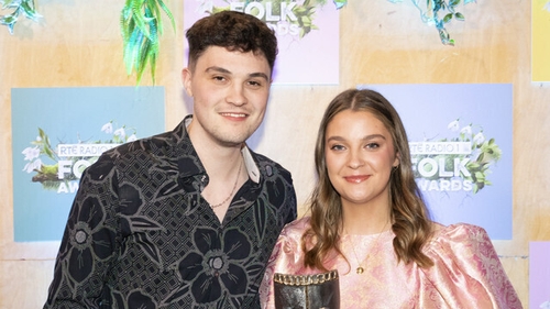 Séamus agus Caoimhe Uí Fhlatharta, buaiteoirí ealaíontóir is fearr atá ag teacht chun cinn (Best Emerging Artist).