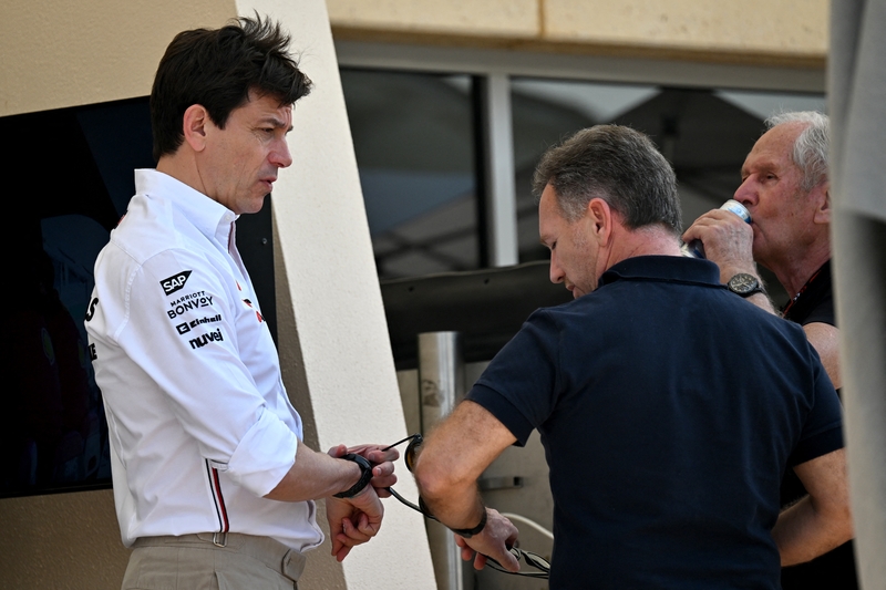 Toto Wolff (l) speaks with Christian Horner at F1 pre-season testing in Bahrain