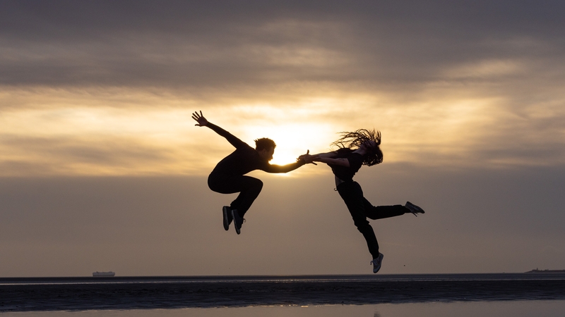 Dancers Inez Berdychowska and Vitor Barboza da Silva on Sandymount Strand (Pic: Naoise Culhane)