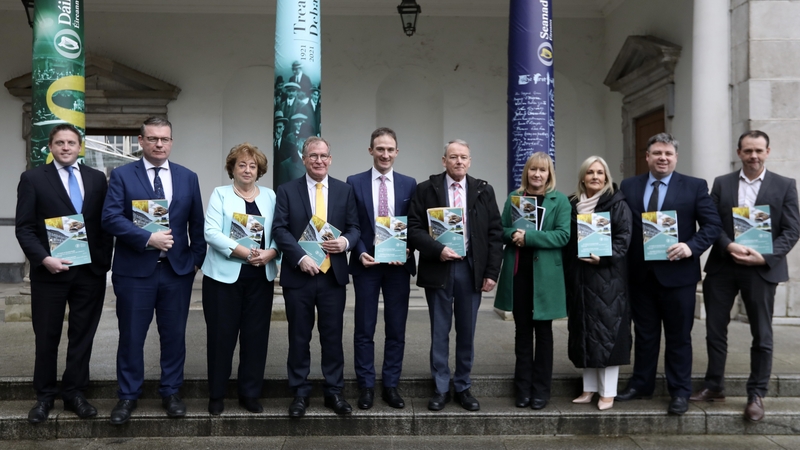 Baill den Choiste um Chuntais Phoiblí i dTeach Laighean inniu