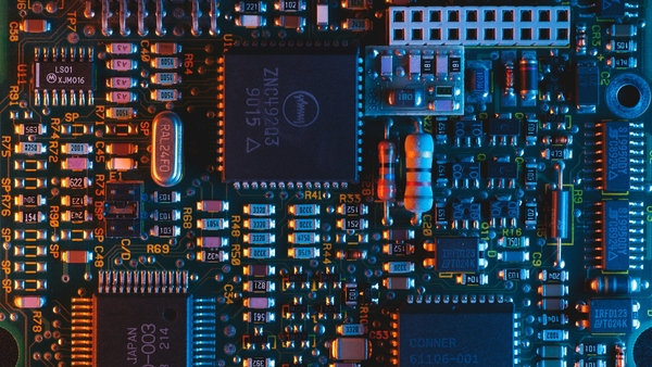 'To improve the computational power of microchips, the number of transistors they contain must be increased'. Photo: Umberto/Upsplash