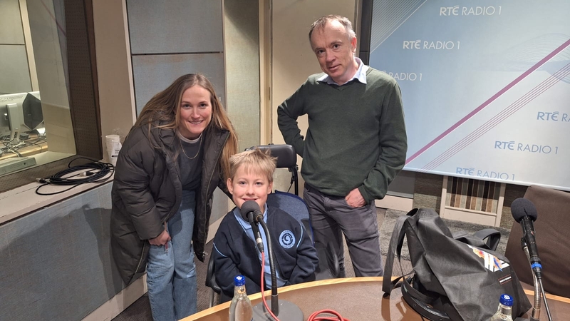 Ronan Ó Cearnaigh sa stiúideó lena mháthair Máire agus láithreoir Tús Áite, Fachtna Ó Drisceoil.