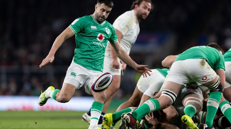Conor Murray puts boot to ball against England at Twickenham