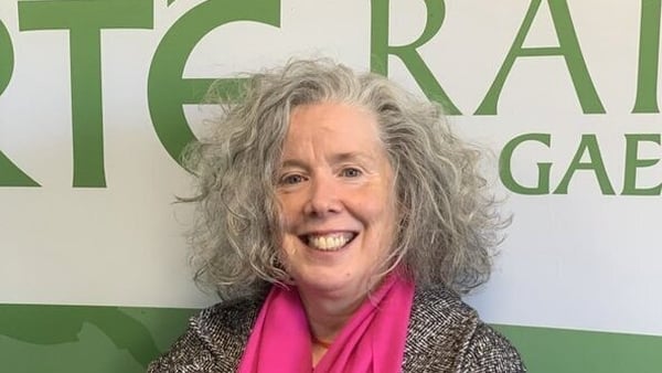 Marina Ní Dhubháin ar a bronnadh gradam don dráma 'Na Gealáin'.