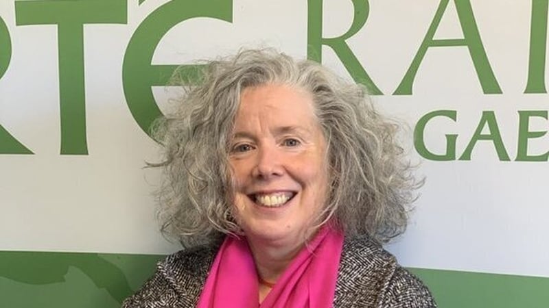Marina Ní Dhubháin ar a bronnadh gradam don dráma 'Na Gealáin'.