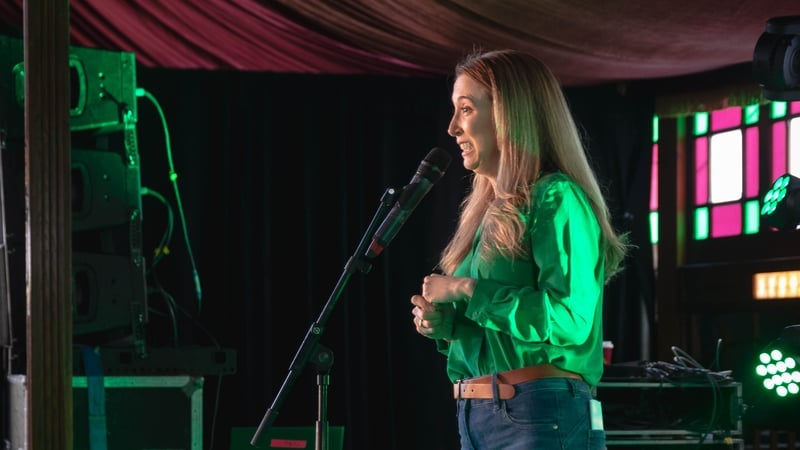 Louisa Ní Éideáin, dopa-mean girl. An ag magadh fúinn atá sí?!