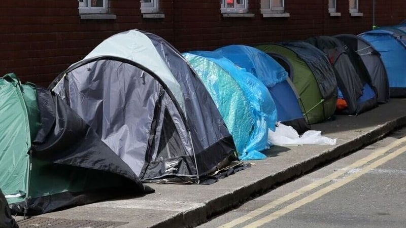 Daoine i dtuilleamaí pubaill in aice leis an Oifig um Chosaint Idirnáisiúnta ag a bhfuil 72% sa mbreis iarratas faighte le bliain.