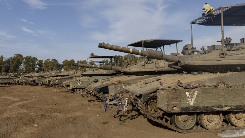 Tancanna de chuid Arm Iosrael ar an teorainn le Gaza