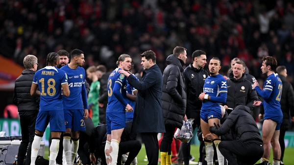 Mauricio Pochettino adressing his players before extra-time in the Carabao final