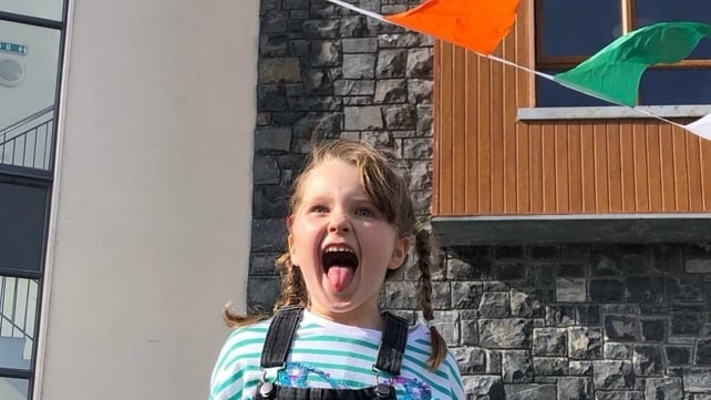 A super-excited Rose Byrne is enjoying the Craughwell parade in Co Galway