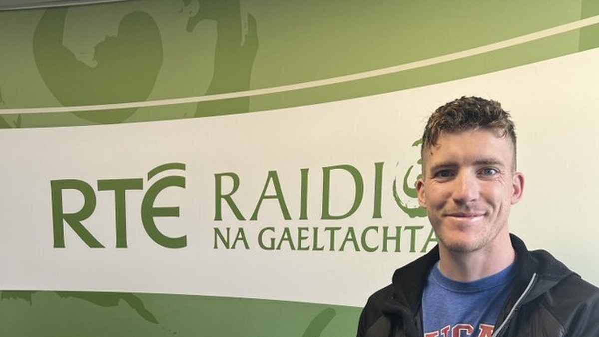 Tomás Mac an tSaoir; Ar a rothar. 