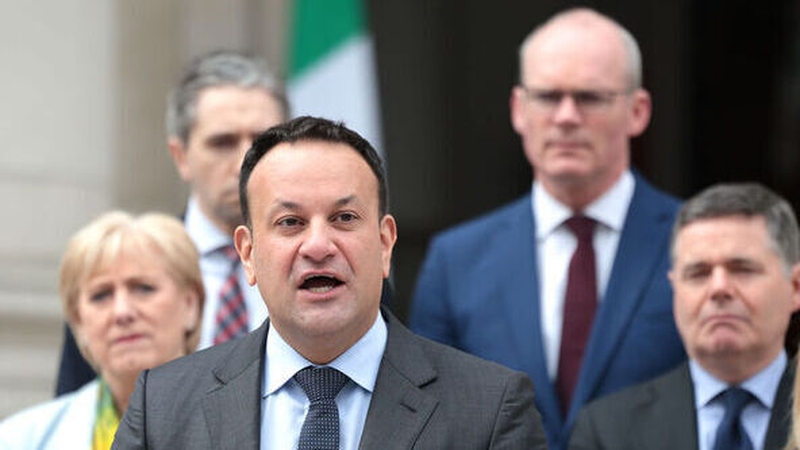 Leo ag fógairt go raibh sé traochta amach ar deireadh, i mBéarla amháin.