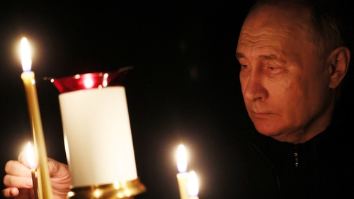 Uachtarán na Rúise Vladimir Putin ag léiriú comhbhróin
