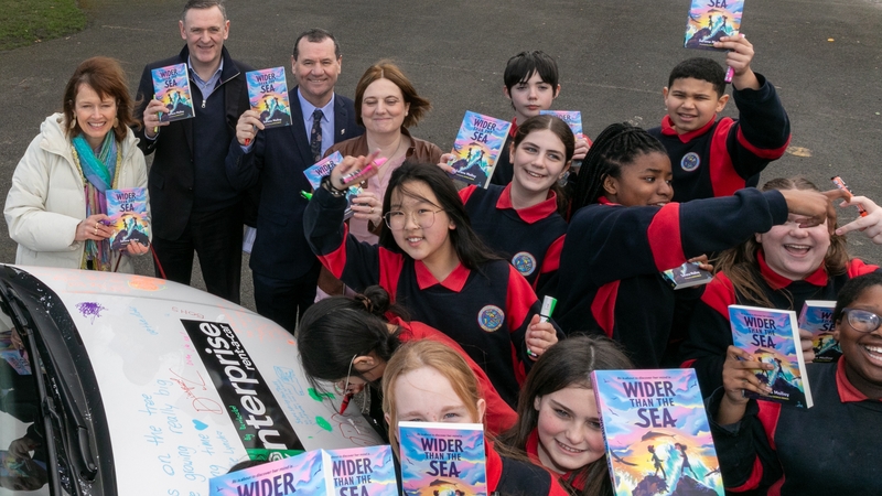 Aine O'Mahony (Children's Books Ireland), Dan O'Shea (Enterprise Ireland), Paul Donnelly (TD), Serena Molloy (Author of Wider Than The Sea) and students from 6th Class St Philip the Apostle JNS in Clonsilla. Photo: Lensmen
