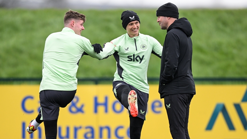 John O'Shea enjoying a chat with Evan Ferguson and Will Smallbone during training