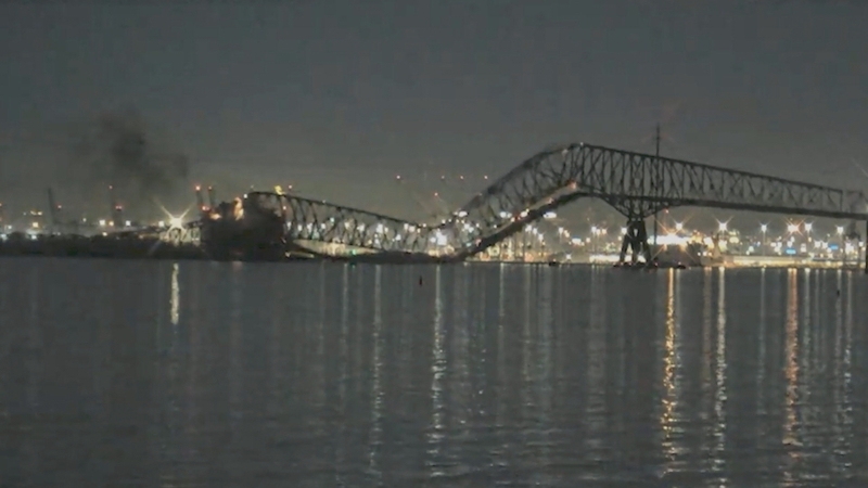 Bhuail lastlong Droichead Francis Scott Key i gcathair Baltimore in oirthear na Stát Aontaithe go moch ar maidin