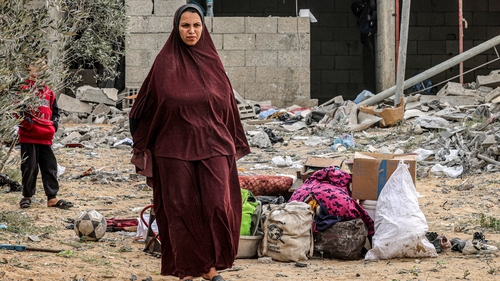 Teaghlach eile díshealbhaithe ag buamaí fhórsaí Iosrael, Rafah, Gaza, 26 Márta 2024