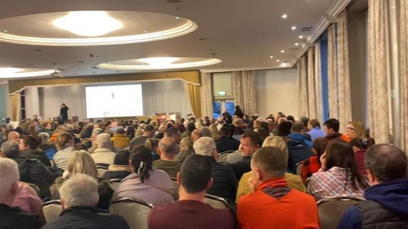 Thart ar mhíle duine a tháinig chuig an gcruinniú poiblí i mBun Cranncha aréir